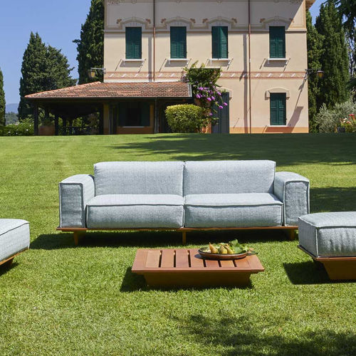 Moderner Couchtisch - Geta - WOW ITALY - geöltes Holz / Iroko / Gestell aus Holz