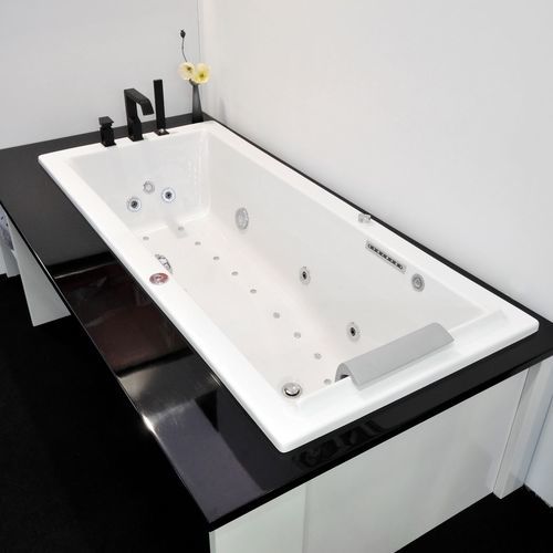 Freistehende Badewanne - QUADROLINE - Preti - zur beruflichen Nutzung / Acryl / modern