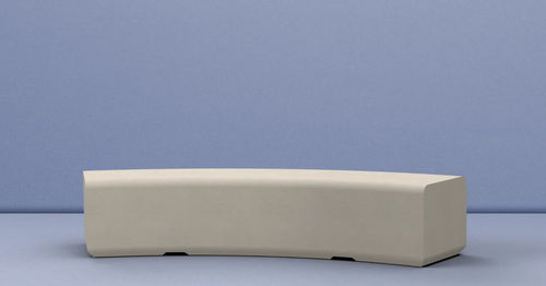 Bank für den öffentlichen Raum / Design - BEAM R3000 - Sirolis - Beton / ohne Rückenlehne / ohne Armlehnen