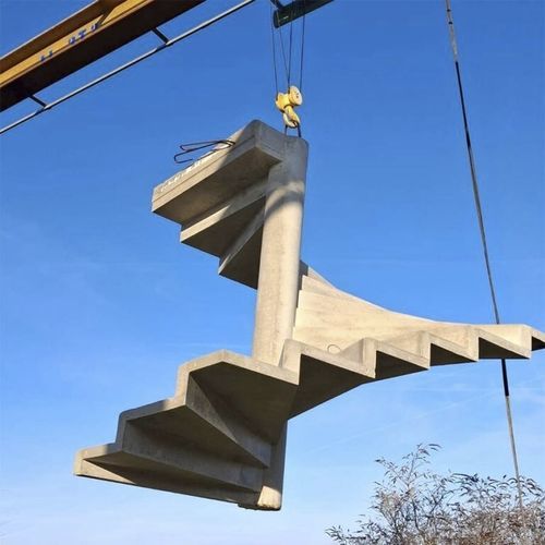Fertigtreppe - Groupe Saint Léonard - schrägverzahnt / Betonstufen / mit Betonstruktur