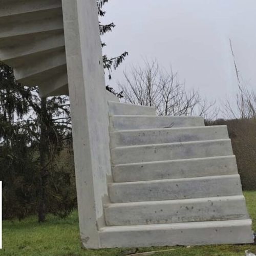 Fertigtreppe - Groupe Saint Léonard - halbgewendelt / Betonstufen / mit Betonstruktur