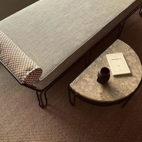 Moderner Couchtisch - TRADITION PIERRE - emaillierter Lavastein﻿ / Gestell aus Metall / Halbmond