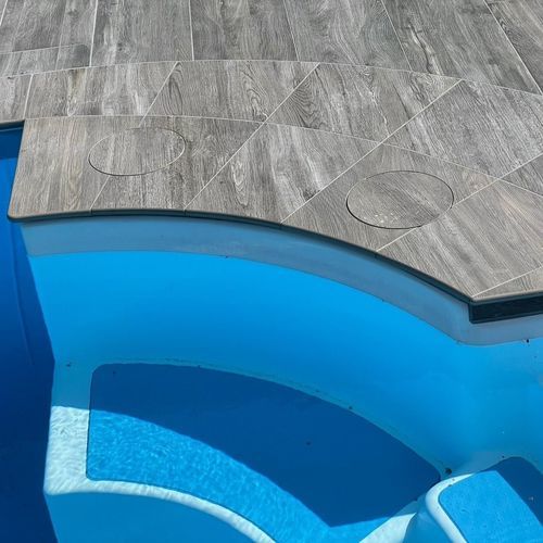 Feinsteinzeug-Poolumrandung - IKTO Design - gebogen