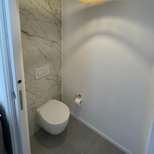 Wandhängendes WC - IKTO Design - Keramik / für den Wohnbereich / oval