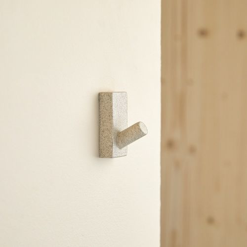 Moderner Garderobenhaken - SARA - TICKET FOR THE MOON - Beton / Terrazzo / Marmor