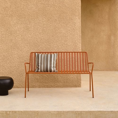 Moderne Gartenbank - GABY - Tikamoon - aus lackiertem Metall / mit Rückenlehne / mit Armlehnen