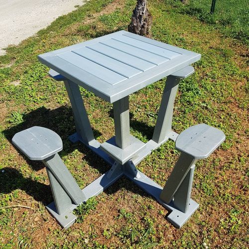 Moderner Stehtisch - Urban'Ex - aus recyceltem Material / Gestell aus Recyclingmaterial / quadratisch