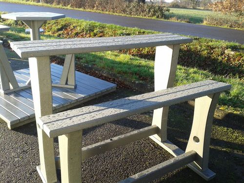 Moderner Stehtisch - Urban'Ex - aus recyceltem Material / linear / 100% recycelbar