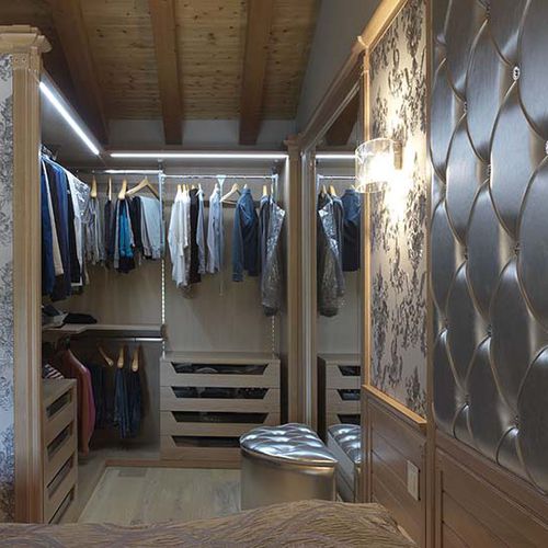 Wandmontierter begehbarer Kleiderschrank - BAMBOO - BRUMMEL - klassisch / Holz / mit integrierter Beleuchtung