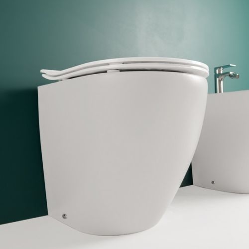 Freistehendes WC - COVER - Ceramica Althea - Keramik / für Privatgebrauch / liegend