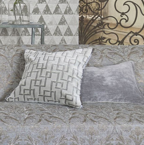 Quadratisches Kissen - JEANNERET - DESIGNERS GUILD - mit geometrischen Motiven / grau