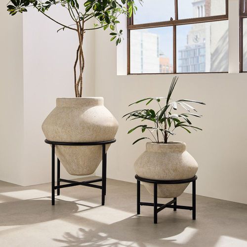 Steinpflanzgefäß - Geometric Urn w - West Elm - freistehend / konisch / für Privatgebrauch