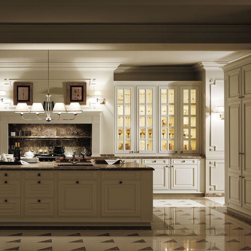 Klassische Küche - BRITANIA BLANCO VIEJO - MUEBLES DOCA - Glas / Holz / Kochinsel
