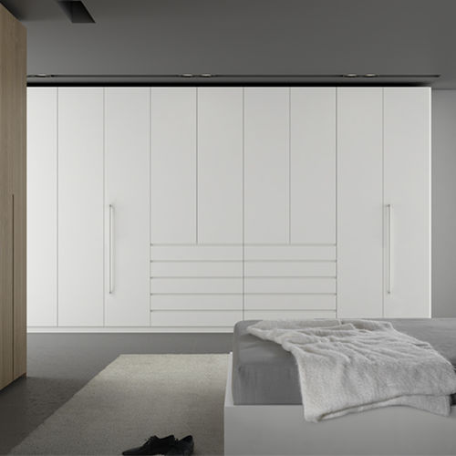 Moderner Kleiderschrank - CUSAN BLANCO  - MUEBLES DOCA - lackiertes Holz / mit Schwingtür / für Hotels