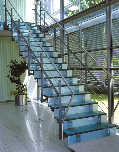 Gerade Treppe - KREISSPARKASSE MECKENBEUREN - SPRINZ - Glasstufen / mit Metallstruktur / modern