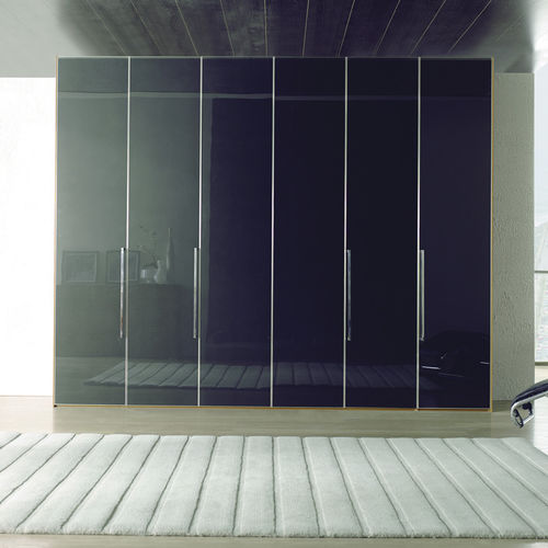 Moderner Kleiderschrank - GLASS - CARRE furniture - lackiertes Holz / mit Schiebetür / mit Spiegel