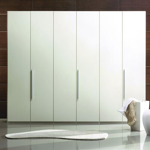 Moderner Kleiderschrank - FLAT - CARRE furniture - Holz / lackiertes Holz / mit Schwingtür