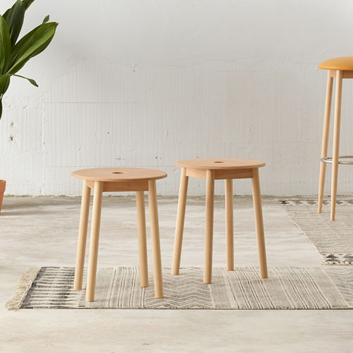 Moderner Hocker - OTO - Ondarreta - Eiche / Buche / Gestell aus Buche