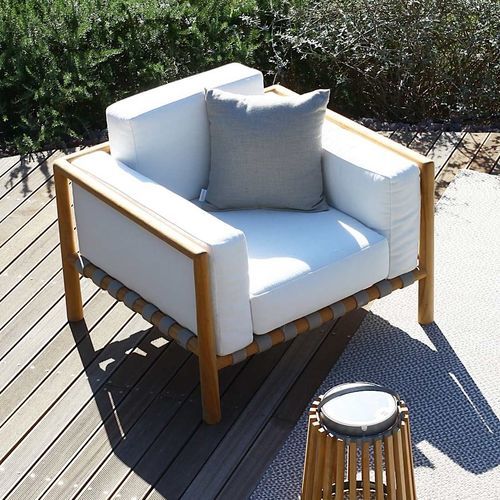 Moderner Sessel - PEVERO - Unopiù - Acrylgewebe / Teakholz / mit abnehmbarem Kissen