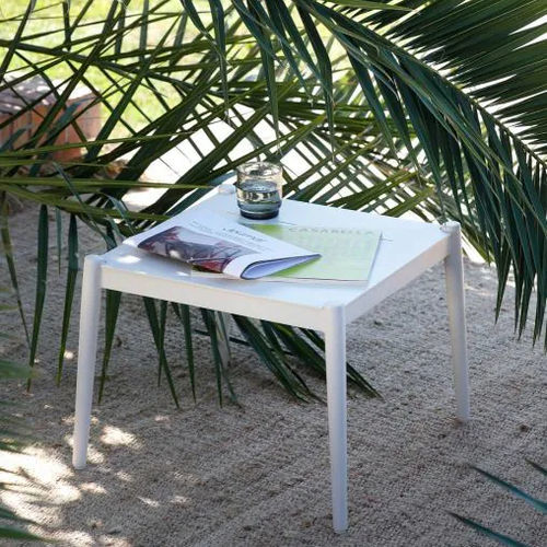 Moderner Couchtisch - LUCE - Unopiù - Sandstein / Gestell aus Aluminium / quadratisch