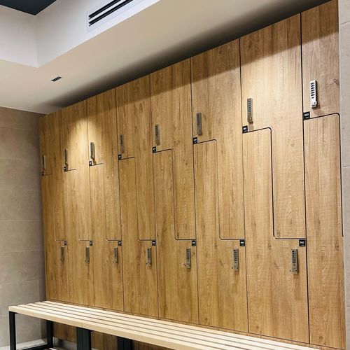 Melaminbeschichteter Garderobenschrank - PEOPLE : porte L avec banc  - GEKIPS - Holz / Zahlen / für Gewerbegebrauch