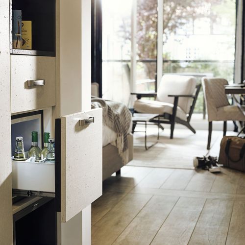 Kompakte Minibar - PRIMO UK - Minibar Systems - verglast / mit Schublade / Truhe