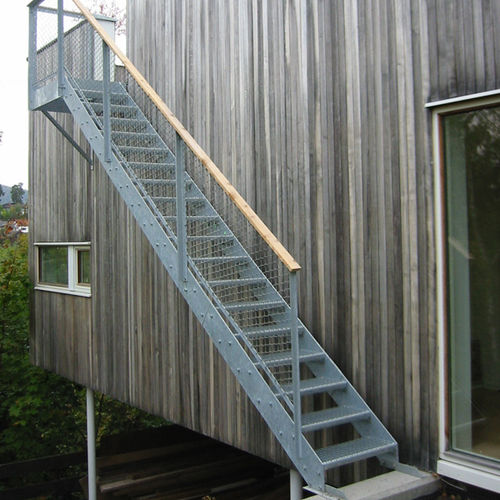 Gerade Treppe - PROSTO - Atrium - Metallstufen / mit Edelstahlstruktur / für Außenbereich