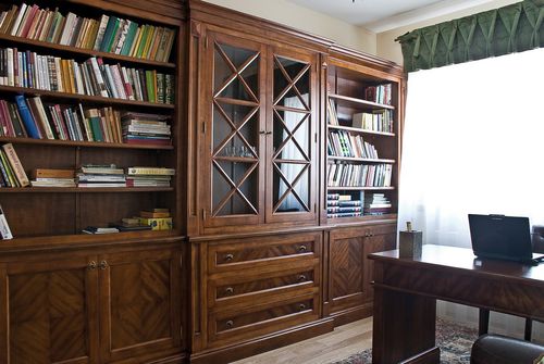 Hohes Bücherregal - OFFICE - AKAN-handmade furniture - klassisch / Holz / verglast