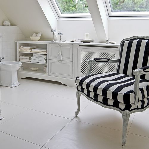 Klassischer Badezimmer-Schrank - AKAN-handmade furniture - lackiertes Holz / mit Schublade