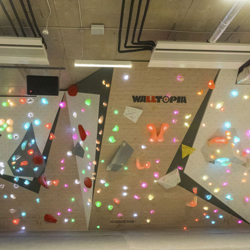 Festinstallierte Kletterwand - Walltopia - LED / für öffentliche Einrichtungen / für Training