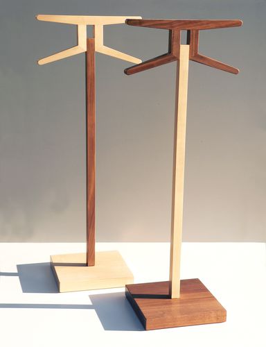 Bodenstehender stummer Diener - SIGNS 1 - INSILVIS - Holz / modern