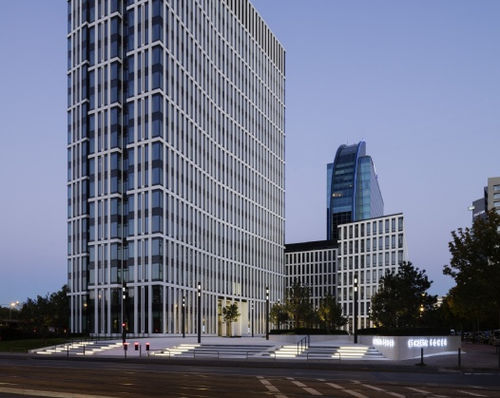 Moderne Leuchtsäule - EL - ewo - PMMA / extrudiertes Aluminium / Edelstahl