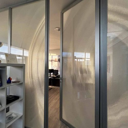 Abnehmbare Trennwand - CRYSTAL  - BENCORE - modular / mit Glasfront / Kristall