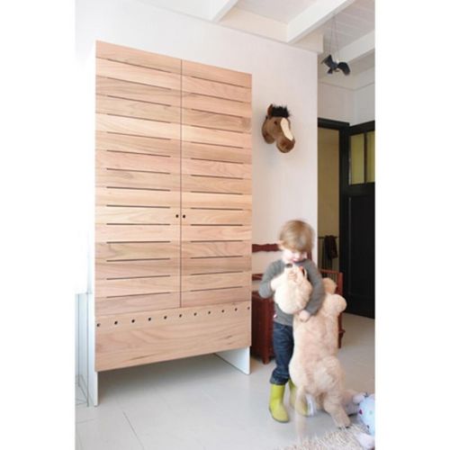 Moderner Kleiderschrank - GRUTSK  - Pilat & Pilat - Holz / mit Schwingtür / für Kinder