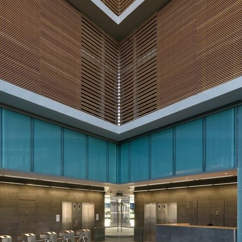 Innenwandverkleidung - Derako® Solid Grill Wall - Hunter Douglas Architectural - Massivholz / texturiert / Holzoptik