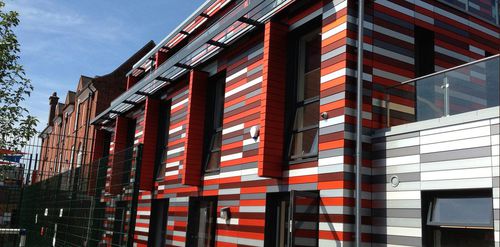 Fassadenverkleidung aus Lamellen - NEW NORWOOD SCHOOL - James & Taylor - Aluminium / reflektierend / mehrfarbig