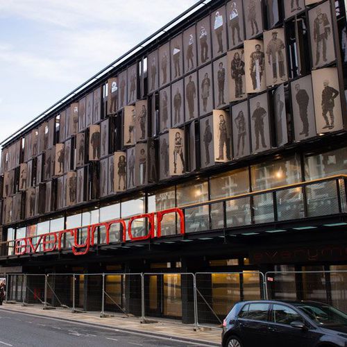 Metall-Sonnenschutzlamelle - EVERYMAN THEATRE - James & Taylor - für Fassaden / vertikal / schwenkbar