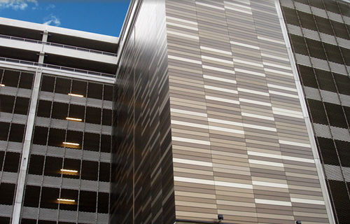 Fassadenverkleidung aus Lamellen - MEDIA CITY - James & Taylor - Aluminium / reflektierend