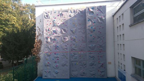 Festinstallierte Kletterwand - mur d'escalade copie de rocher  - pyramide
