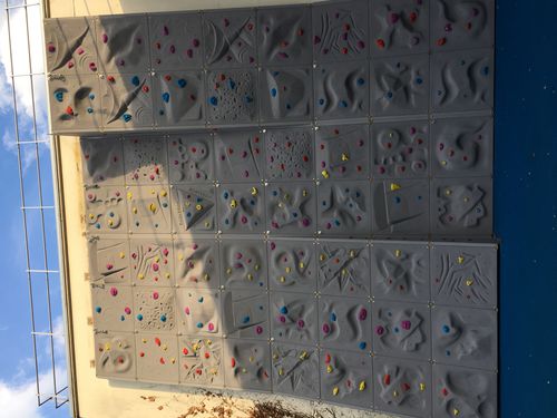 Festinstallierte Kletterwand - pyramide