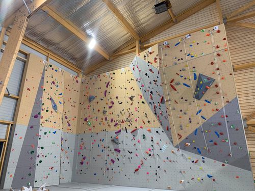 Festinstallierte Kletterwand - BOULDER  - pyramide