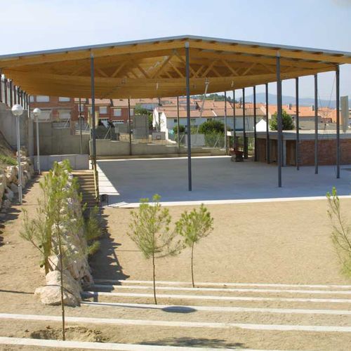 Holz-Dachstuhl / Lamellen - POLIDEPORTIVO EN SAN LLORENÇ DE HORTON - Lanik - Zimmerei / für Gewerbegebrauch