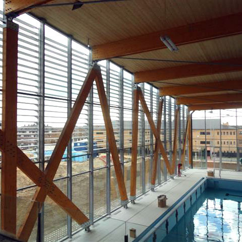 Holz-Dachstuhl / Lamellen - PISCINA EN MAJADAHONDA - Lanik - Zimmerei / für Gewerbegebrauch