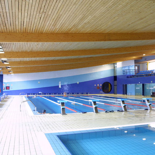 Holz-Dachstuhl / Lamellen - PISCINA CAMPOS GÓTICOS - Lanik - Zimmerei / für öffentliches Schwimmbad