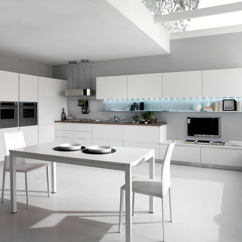 Moderne Küche - SPAZIO - Torchetti Cucine - Holz / mit integriertem Griff / weiß
