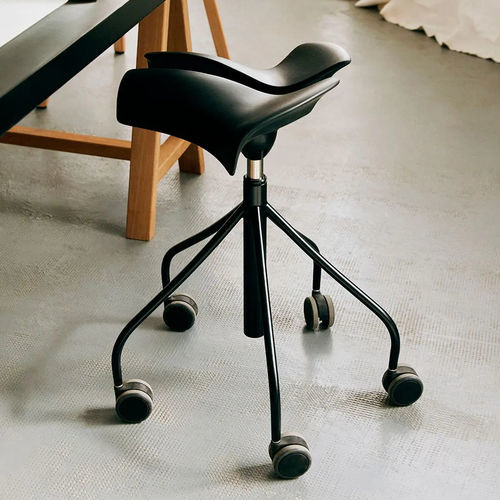 Moderner Arbeitshocker - BINARIA - BD Barcelona Design - Polyurethan / Gestell aus bemaltem Stahl / mit Sterngestell