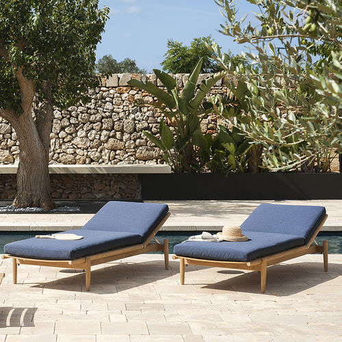 Moderne Sonnenliege - LEVANTE 009 - RODA - Stoff / Teakholz / für Garten