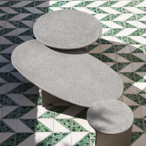 Moderner Couchtisch - ASPIC 003 - RODA - Beton / Gestell aus Beton / oval
