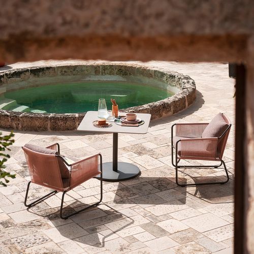 Moderner Bistrotisch - BUTTON 601 - RODA - Teakholz / lackiertes Aluminium / Sandstein
