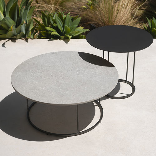 Moderner Couchtisch - ZEFIRO 002 - RODA - lackiertes Aluminium / Sandstein / Gestell aus rostfreiem Edelstahl